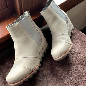Lea Sorel Wedge boots. Light gray.